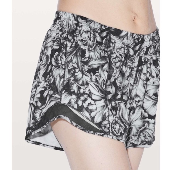 lululemon athletica Hotty Hot Short II 4" Night Garden Floral Ice Grey Black - Picture 3 of 16